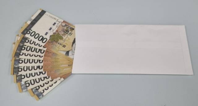 ▲ A씨가 불우이웃 돕기에 사용해 달라며 두고 간 50만원