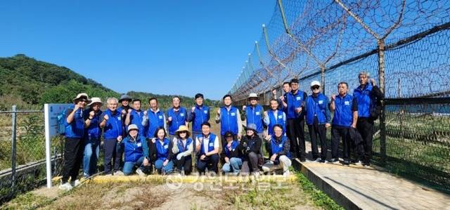 ▲ 최북단 고성군의 금강회 회원들이 DMZ평화의 길 탐방에 나선 후 남방한계선에서 기념 촬영을 했다.