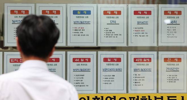 서울 서대문구 신촌의 한 공인중개소 앞에 전월세 안내문이 붙어 있다. 사진=임형택 기자