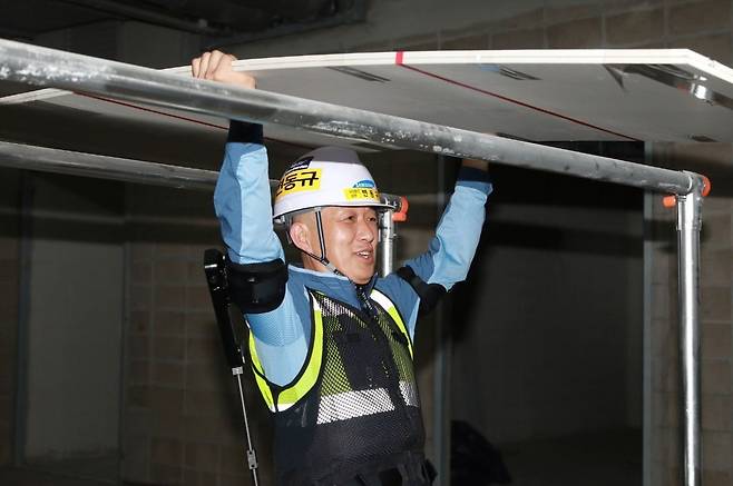 웨어러블 로봇 시연 모습. 삼성물산 제공.