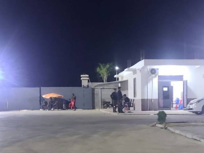 정모씨(26)가 감금돼 있던 캄보디아 포이펫 범죄단지의 내부 모습. 늦은 밤이지만 무장한 경비원들이 대문을 지키며 출입을 통제하고 있다./사진=독자 제공