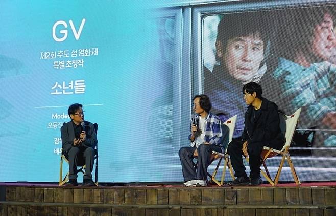 제2회 추도 섬 영화제, [좌] 오동진 평론가와 [우] <소년들>의 정지영 감독, 배우 유준상