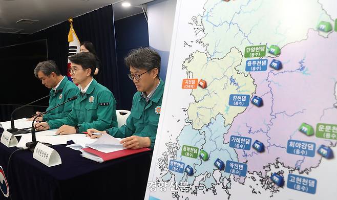 김완섭 당시 환경부 장관(왼쪽에 두 번째)이 지난해 7월30일 서울 종로구 정부서울청사에서 기후대응댐 후보지 14곳에 대한 브리핑을 하고 있다. 정지윤 선임기자