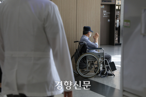 2인1조가 원칙인 장애인 활동지원 종합조사가 1인 조사원으로 이뤄지는 경우가 대다수인 것으로 나타났다. 사진은 한 대형병원에서 휠체어를 타고 있는 환자의 모습이다. 정효진 기자