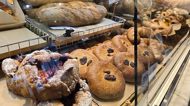 Bread items are displayed at a bakery in Seoul on Sept. 12. [NOH YU-RIM]