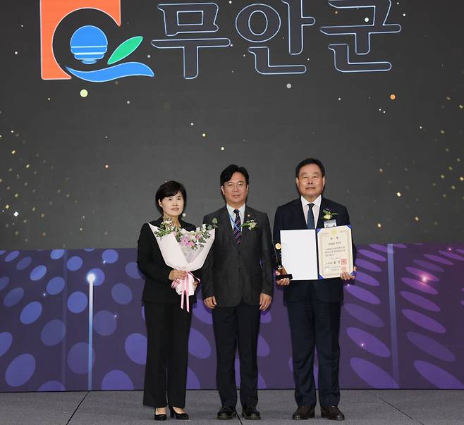 무안군이 ‘2025년 전국 지방자치단체 일자리대상’에서 일자리 공시제 부문 대상을 수상했다. 2022·2023년 최우수상, 2024년 우수상에 이은 4년 연속 수상이다. /무안군