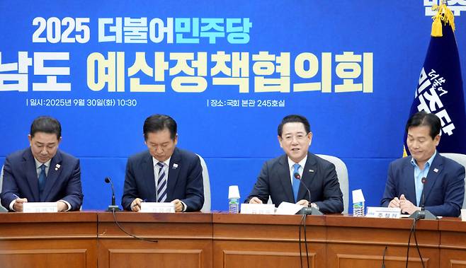 9월 30일 국회본관에서 열린 ‘2025 더불어민주당-전라남도 예산정책협의회’에서 김영록 전남도지사가&nbsp;지역 현안 해결과 국비 확보방안에 대해 논의하고 있다.이날 협의회에는 김영록 전남지사와 더불어민주당 정청래 대표, 김병기 원내대표, 서삼석 최고의원 등 당 지도부 주요 인사와 주철현 도당위원장을 비롯한 지역 국회의원이 참석했다. /전남도