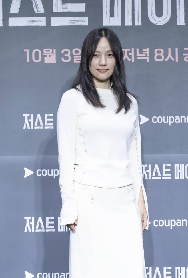 이효리가 1일 오후 서울 구의동 풀만 앰배서더 서울 이스트폴에서 열린 쿠팡플레이 예능 ‘저스트 메이크업’ 제작발표회에 참석해 포즈를 취하고 있다. 쿠팡플레이 제공