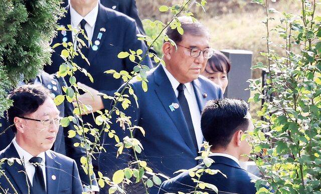 한·일 정상회담을 위해 방한한 이시바 시게루 일본 총리가 30일 부산 금정구 영락공원을 찾아 양국 우호의 상징적 인물인 ‘의인’ 이수현씨 묘소에 참배하기 위해 이동하고 있다. 고인은 2001년 도쿄 신오쿠보역 선로에 떨어진 사람을 구하려다 목숨을 잃었다. 뉴시스