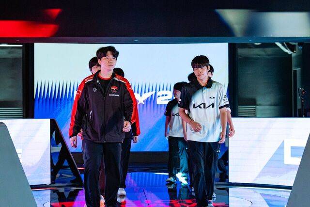 LCK 플레이오프 탈락의 아픔을 뒤로하고 오는 6일부터 열리는 아시아·태평양 신규 대회 ASI에 참가하는 디플러스 기아, 농심 선수단. LCK 제공