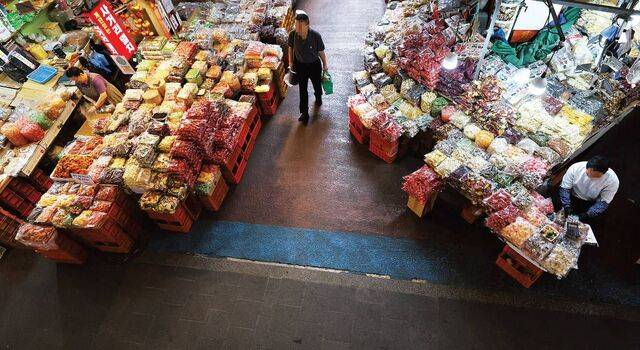 추석 명절을 앞둔 30일 서울 중구 중부시장이 한산한 모습이다. 통계청이 이날 발표한 ‘8월 산업활동동향’에 따르면 8월 소매판매는 전월 대비 2.4% 감소했다. 1차 민생회복 소비쿠폰 지급 이후 잠시 온기가 도는 듯했던 소비가 한 달 만에 다시 꺾였다. 뉴시스