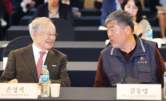 손경식(왼쪽) 한국경영자총협회 회장과 김동명 한국노동조합총연맹 위원장이 30일 서울 중구 프레스센터에서 열린 ‘사회적 대화 활성화를 위한 노사정의 역할과 과제 토론회’에서 대화하고 있다. 경총과 한국노총은 이 행사를 공동으로 개최했다. 연합뉴스