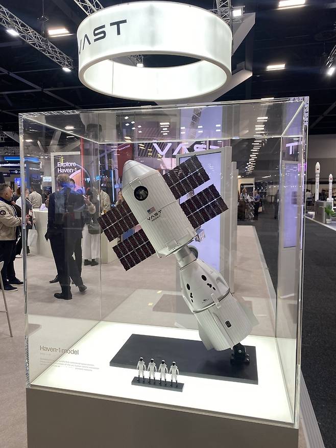 미국 우주기업 ‘배스트’는 내년 민간 우주정거장을 쏜다. 존 리 우주항공청 우주항공임무본부장은 당초 배스트와 미팅을 갖고 협력안을 논의할 예정이었다. 사진은 1일(현지시간) 호주 시드니에서 열린 국제우주대회(IAC)에서 배스트가 전시한 우주정거장 모형이다. [사진=고재원 기자]