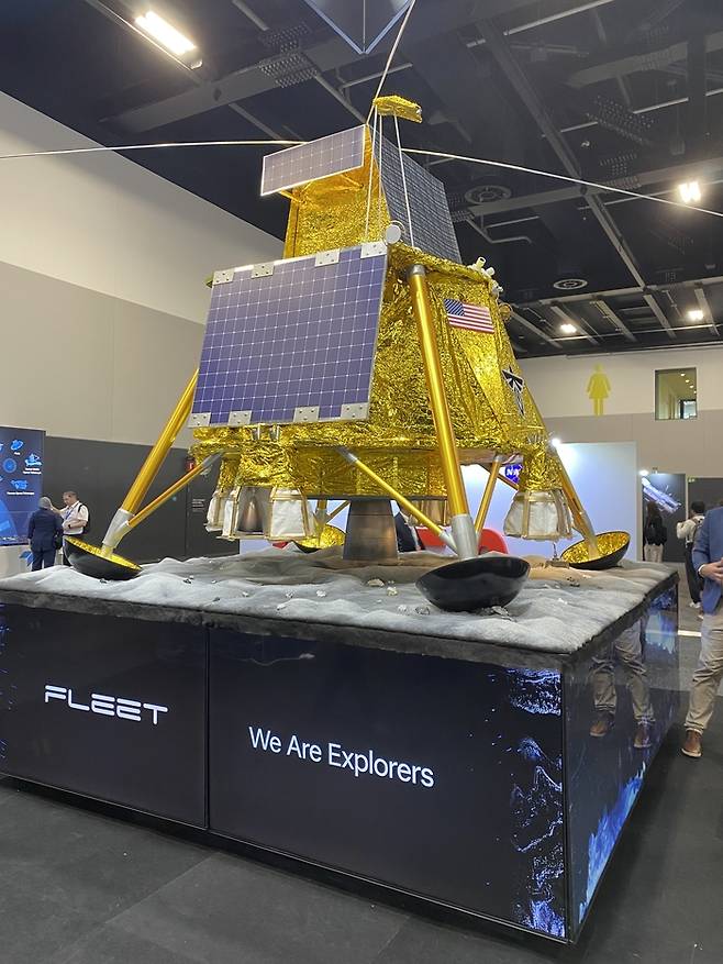 미국 우주기업 ‘파이어플라이’의 달 착륙선 ‘블루 고스트’가 국제우주대회(IAC)에서 전시됐다. [사진=고재원 기자]