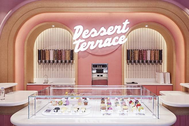 SPC그룹의 배스킨라빈스는 AI 기술을 제품 개발, 맞춤형 추천 서비스 등에 도입한 미래형 매장 '청담점'을 운영하고 있다.
 배스킨라빈스