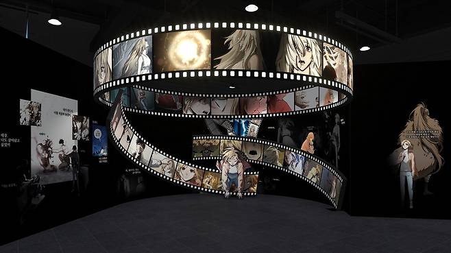 '전지적 독자 시점' 전시 중 '이야기의 지평선' 공간. 웹툰 원화 비하인드 컷을 만나볼 수 있다. 
 롯데월드 어드벤처