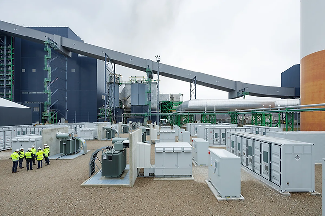 발트 지역 최대 에너지기업인 에스티 에네르지아가 운영하는 산업단지에 LG에너지솔루션의 배터리가 설치되어 있다. 하얀 캐비넷처럼 생긴 것이 사람 키 만한 배터리팩이다. [에스티 에네르지아 제공]