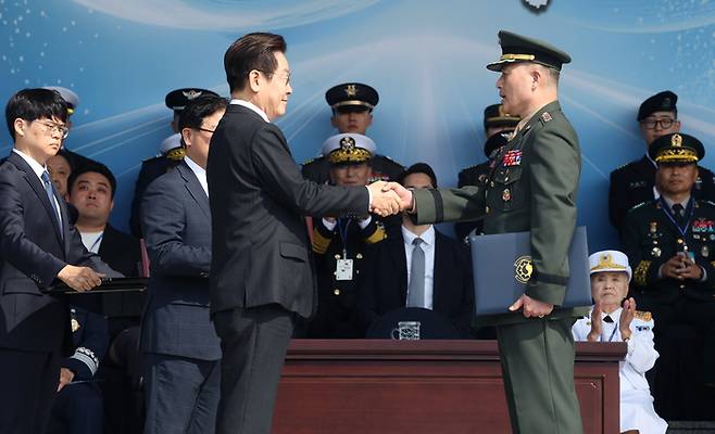 이재명 대통령이 1일 충남 계룡대 대연병장에서 열린 건군 77주년 국군의 날 기념행사에서 박정훈 해병 대령에게 훈장 수여 후 악수하고 있다. [김호영기자]