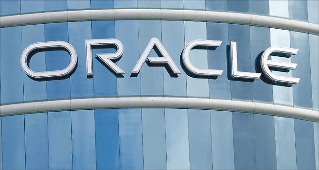 빅테크에 밀려 관심 밖이던 오라클이 클라우드 수요를 앞세워 AI 시대 주인공으로 떠올랐다. (AFP=연합뉴스)