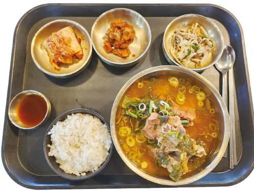 올해 ‘휴게소 음식 페스타’ 대상을 받은 용인 성산한돈 뼈해장국. 국물 첫 숟갈을 뜨자 짠맛보다 깊은 감칠맛이 먼저 느껴진다. (조동현 기자)