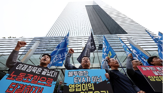 9월 30일 서울 서초구 삼성전자 서초사옥 앞에서 열린 투명한 성과급 제도로의 개선을 촉구하는 기자회견에서 삼성그룹노조연대 등 참석자들이 구호를 외치고 있다. (사진=연합뉴스)