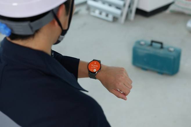 삼성전자가 갤럭시 워치 기반의 B2B 전용 솔루션 '스마트싱스 프로 안전 관리 솔루션'을 출시한다./사진=삼성전