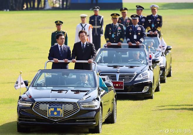 [계룡=뉴시스] 고범준 기자 = 이재명 대통령이 1일 충남 계룡대에서 열린 건군 77주년 국군의 날 기념식에서 열병하고 있다. 2025.10.01. bjko@newsis.com /사진=