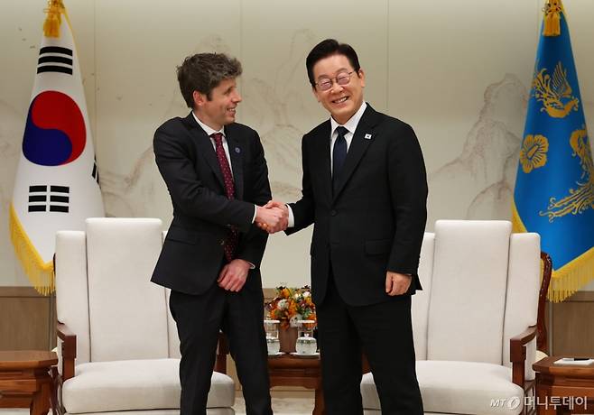 [서울=뉴시스] 고범준 기자 = 이재명 대통령이 1일 서울 용산 대통령실 청사에서 샘 알트만 오픈AI 대표 접견에 앞서 기념촬영을 하고 있다. (대통령실통신사진기자단) 2025.10.01. bjko@newsis.com /사진=고범준