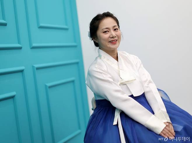 (서울=뉴스1) 오대일 기자 = 코미디언 박나래가 서울 종로구 뉴스1 사옥에서 열린 인터뷰에 앞서 한복을 곱게 차려입고 새해 인사를 전하고 있다  박나래는 2006년 KBS 21기 공채 코미디언으로 데뷔한 후, '개그사냥', '개그콘서트', '코미디 빅리그' 등에서 다양한 캐릭터와 분장쇼로 주목받았다. 2015년에는 '라디오스타'와 '무한도전'에서 예능감을 발산하며 대세 코미디언으로 자리매김했고, 이후 '나 혼자 산다' 등 다양한 프로그램에 출연하며 예능인으로서 큰 인기를 끌었다. 2025.1.25/뉴스1  Copyright (C) 뉴스1. All rights reserved. 무단 전재 및 재배포,  AI학습 이용 금지. /사진=(서울=뉴스1) 오대일 기자