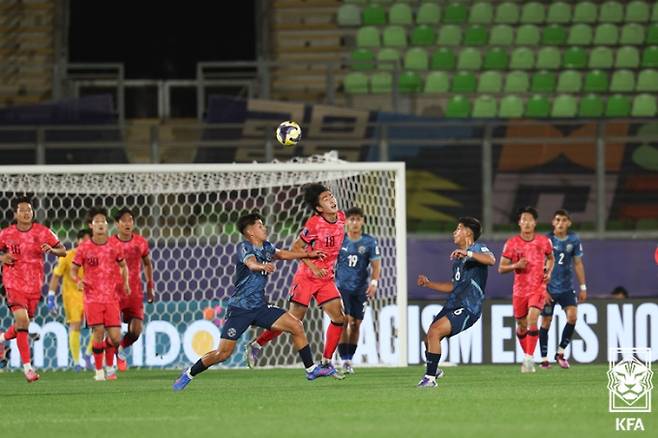 20세 이하 한국축구대표팀이 파라과이와 0-0 무승부를 거뒀다. 사진은 20세 이하 대표팀에서 활약 중인 최병욱이 공중볼 경합을 벌이는 모습. /사진=대한축구협회(KFA) 제공