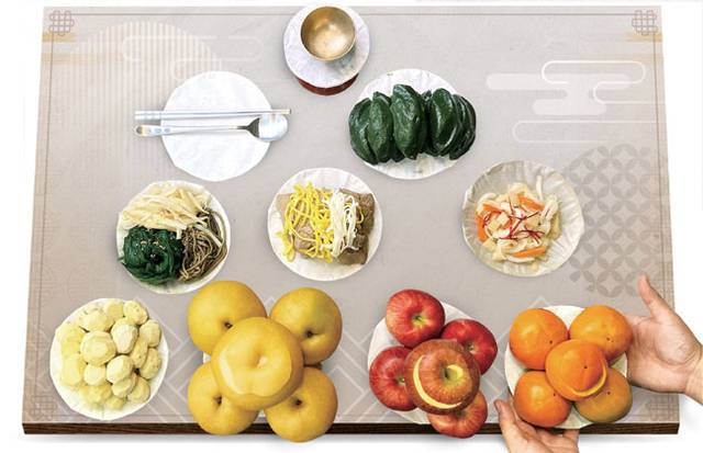 성균관의례정립위원회가 지난 2022년 서울 중구 한국프레스센터에서 ‘대국민 차례 간소화 기자회견’을 갖고 제시한 간소화된 차례상 예시.　뉴시스 게티이미지뱅크