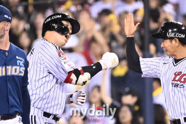 1일 서울 잠실야구장에서 열린 '2025 신한 SOL BANK KBO리그' NC 다이노스와 LG 트윈스 경기.LG 김현수가 2사 2루에 선제 1타점 적시타를 친 후 기뻐하고 있다./잠실=한혁승 기자