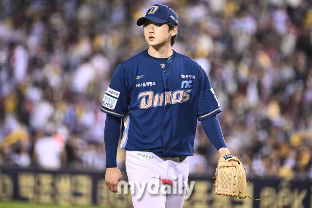 1일 서울 잠실야구장에서 열린 '2025 신한 SOL BANK KBO리그' NC 다이노스와 LG 트윈스 경기.NC 전사민이 5회말 수비를 마치고 더그아웃으로 들어가고 있다./잠실=한혁승 기자