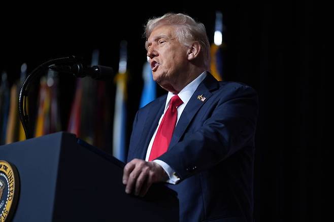 [콴티코=AP/뉴시스]도널드 트럼프 미국 대통령이 30일(현지 시간) 미국 버지니아주 콴티코의 해병기지에서 군 고위급 장성들을 대상으로 연설하고 있다. 2025.09.30.