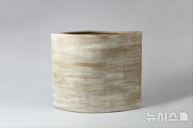 [김해=뉴시스]대한민국 분청도자대전, 대상 강창성 도예가 ‘시간의 결’ 선정. (사진=김해시 제공). 2025.10.01. photo@newsis.com