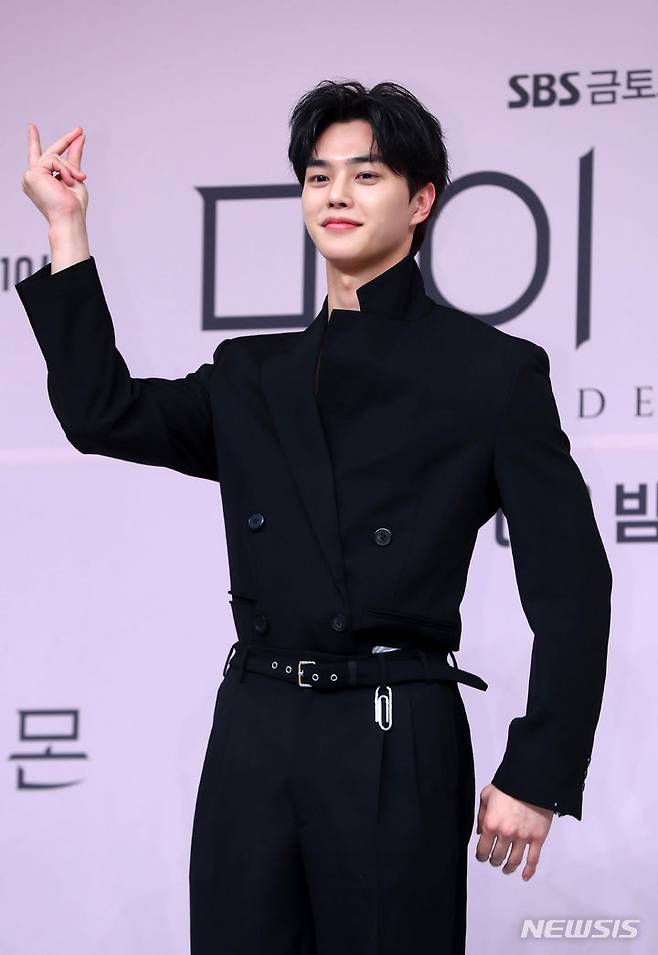 [서울=뉴시스] 김혜진 기자 = 배우 송강이 24일 오후 서울 양천구 SBS에서 열린 SBS 새 금토드라마 '마이 데몬' 제작발표회에서 포즈를 취하고 있다. 2023.11.24. jini@newsis.com