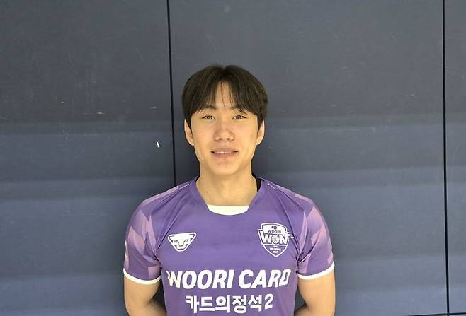 [오사카=뉴시스] 문채현 기자 = 남자배구 우리카드 한태준이 1일 일본 오사카의 사카이 체육관에서 열린 일본 SV리그 사카이 블레이저와의 연습 경기 후 취재진과 인터뷰를 하고 있다. 2025.10.01. dal@newsiscom *재판매 및 DB 금지