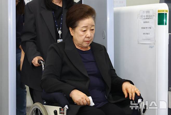 [서울=뉴시스] 황준선 기자 = 청탁금지법과 정치자금법 위반 등 혐의를 받는 한학자 통일교 총재가 지난달 22일 오후 서울 서초구 서울중앙지방법원에서 열린 영장실질심사(구속 전 피의자 심문)을 마친 뒤 법정을 나서고 있다. 2025.09.22. hwang@newsis.com