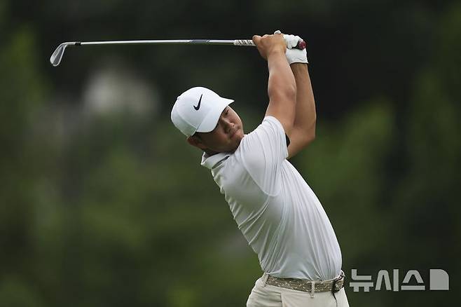 [디트로이트=AP/뉴시스] 김주형이 26일(현지 시간) 미 미시간주 디트로이트 GC에서 열린 미국프로골프(PGA) 투어 로켓 클래식 첫날 9번 홀에서 티샷하고 있다. 김주형은 5언더파  67타 공동 26위에 이름을 올렸다. 2025.06.27.