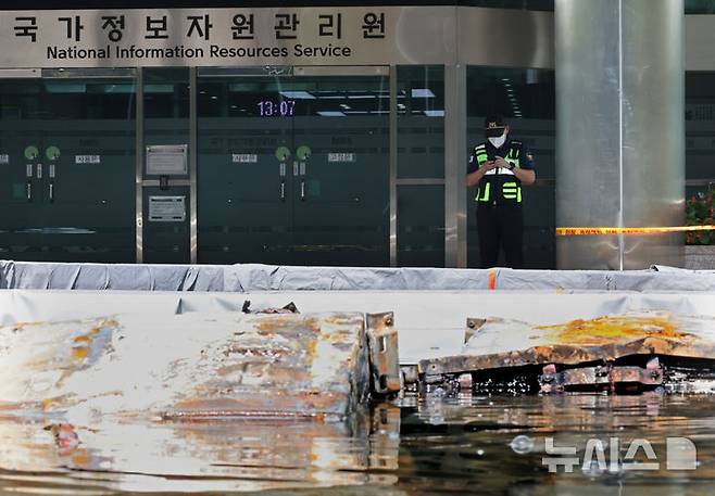 [대전=뉴시스] 김금보 기자 = 1일 오후 대전 유성구 국가정보자원관리원 화재현장에 설치된 외부 냉각 침수조의 리튬이온 배터리에서 화학작용으로 인한 기포가 올라오고 있다. 2025.10.01. kgb@newsis.com