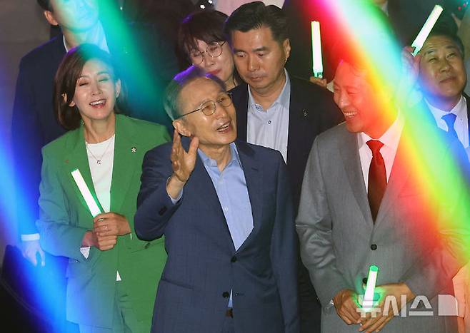 [서울=뉴시스] 박주성 기자 = 1일 오후 서울 청계광장에서 열린 청계천 복원 20주년 행사에서 오세훈 시장과 이명박 전 대통령이 시민들에게 인사를 하고 있다. 2025.10.01. park7691@newsis.com