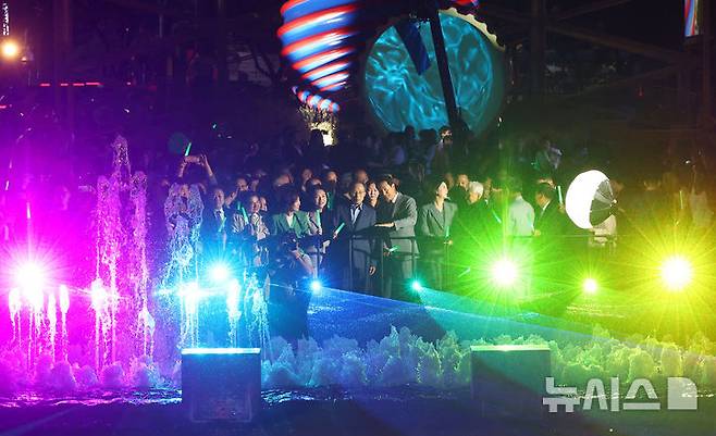 [서울=뉴시스] 박주성 기자 = 1일 오후 서울 청계광장에서 열린 청계천 복원 20주년 행사에서 오세훈 시장과 이명박 전 대통령을 비롯한 내빈들이 청계천을 바라보고 있다. 2025.10.01. park7691@newsis.com