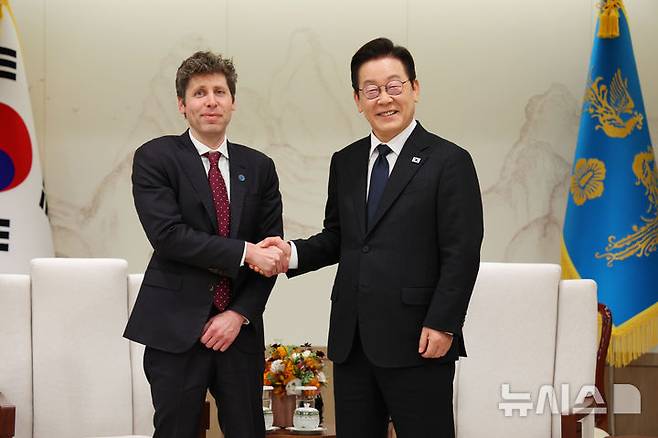 [서울=뉴시스] 고범준 기자 = 이재명 대통령이 1일 서울 용산 대통령실 청사에서 샘 알트만 오픈AI 대표 접견에 앞서 기념촬영을 하고 있다. (대통령실통신사진기자단) 2025.10.01. bjko@newsis.com