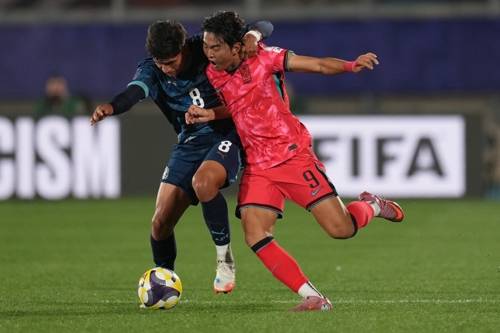 파라과이전에서 상대 선수와 볼경합을 벌이는 백가온 [AP/연합뉴스]