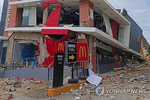 필리핀 세부섬 규모 6.9 강진…최소 31명 사망 (보고[필리핀] AP=연합뉴스) 1일(현지시간) 필리핀 중부 세부섬 보고시의 상가 건물이 전날 밤 강진으로 무너진 모습. 2025.10.01