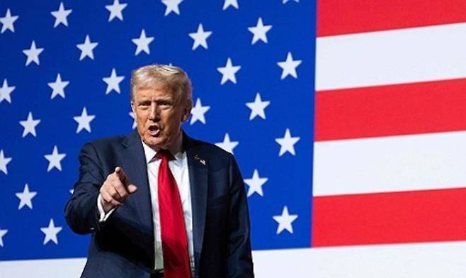 도널드 트럼프 미국 대통령이 30일(현지시간) 콴티코 해병기지에서 열린 전군 지휘관 회의에서 연설하고 있다. 연합뉴스