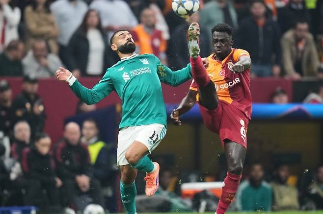 볼 다투는 리버풀의 무함마드 살라흐와 갈라타사라이의 다빈손 산체스. 연합뉴스