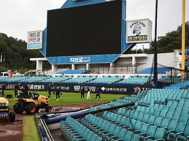 KBO가 가을 야구를 앞두고 구장 안전 시설 점검에 나선다. 지난달 대구 삼성 라이온즈 파크에서는 삼성, 롯데의 경기를 앞두고 1루 쪽 익사이팅존 중앙 철골 기둥이 무너지는 사고가 벌어진 바 있다. 연합뉴스