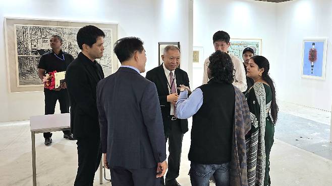 황달성 아트아시아 회장(가운데)과  유진룡 아트아시아 조직위원 등이 인도 뉴델리 야쇼부미 전시컨벤션센터에서 열린 '2025 아트아시아 델리(ART ASIA Delhi 2025)'에서 현지 관계자들과 이야기를 나누고 있다. 아트아시아 제공