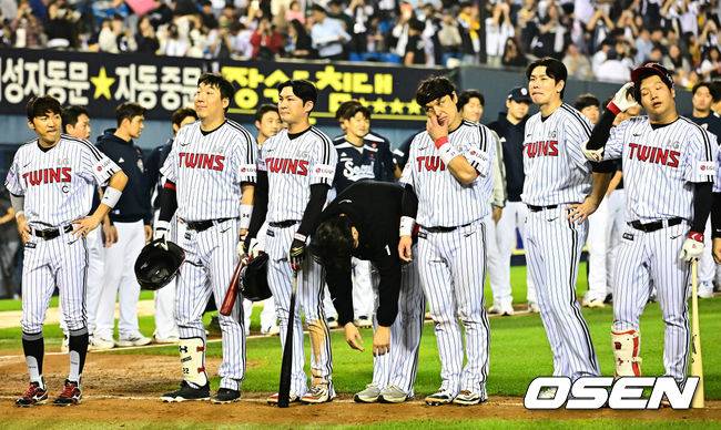 [OSEN=잠실, 지형준 기자] 프로야구 LG 트윈스가 매직넘버 '1'을&nbsp;지우지 못했다. 두산 베어스에 발목이 잡혔다.&nbsp;LG는&nbsp;30일 서울 잠실구장에서 열린 2025 KBO리그 두산과 경기에서 0-6으로 패배했다.&nbsp;LG는 2연패를 당하며 정규시즌 우승을 확정짓지 못했다. LG는 1일 NC와 시즌 최종전을 치른다. 이기면 자력 우승이다. 이날 한화가 롯데에 연장 10회 끝내기 승리를 거둬 타이브레이커 경우의 수가 남아있다.&nbsp;경기를 마치고 LG 선수들이 패배를 아쉬워하고 있다. 2025.09.30 /jpnews@osen.co.kr